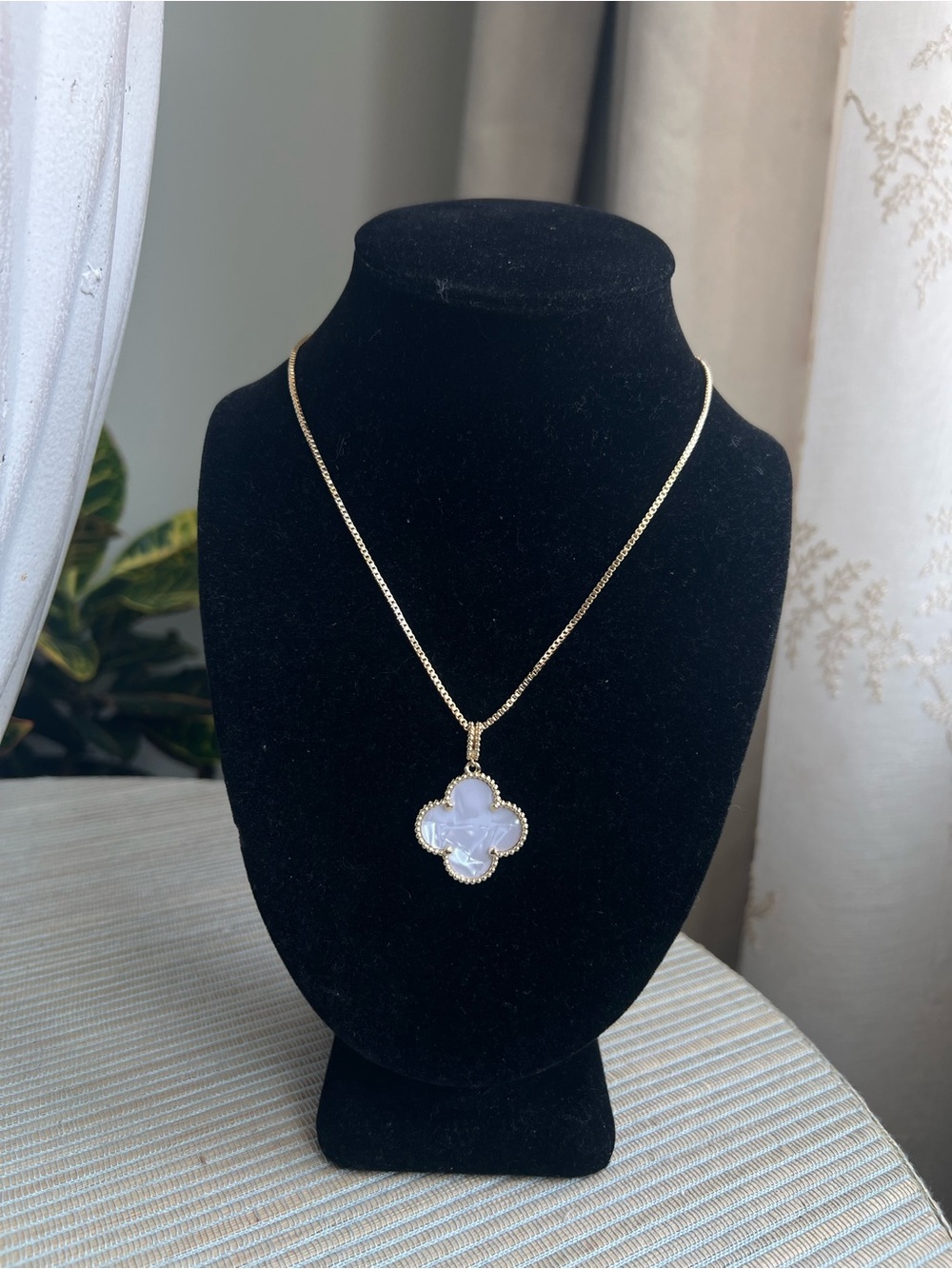 Gold Necklace with White Mother-of-Pearl single big Clover Pendant